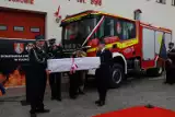 Strażacy ochotnicy z Tuchomia świętują. Nowy wóz bojowy już u nich. Kosztował ponad 1,3 miliona złotych | WIDEO