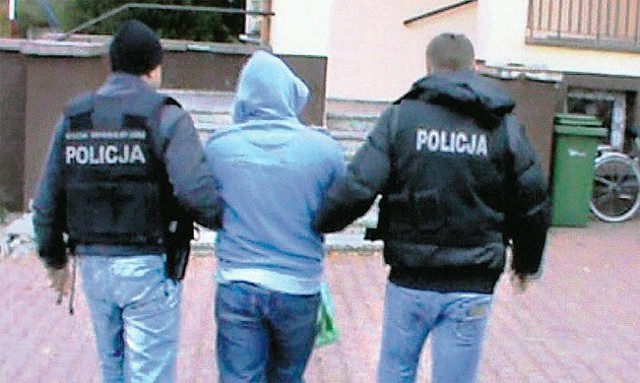Łódzka policja zatrzymała dwóch łodzian, którzy 9 listopada napadli i obrabowali sklep jubilerski w Działoszynie w powiecie pajęczańskim.