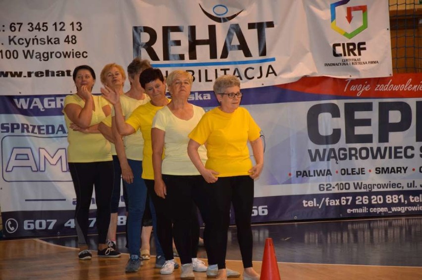 Seniorki z Wągrowieckiego Uniwersytetu Trzeciego Wieku w sportowej rywalizacji w hali OSiR