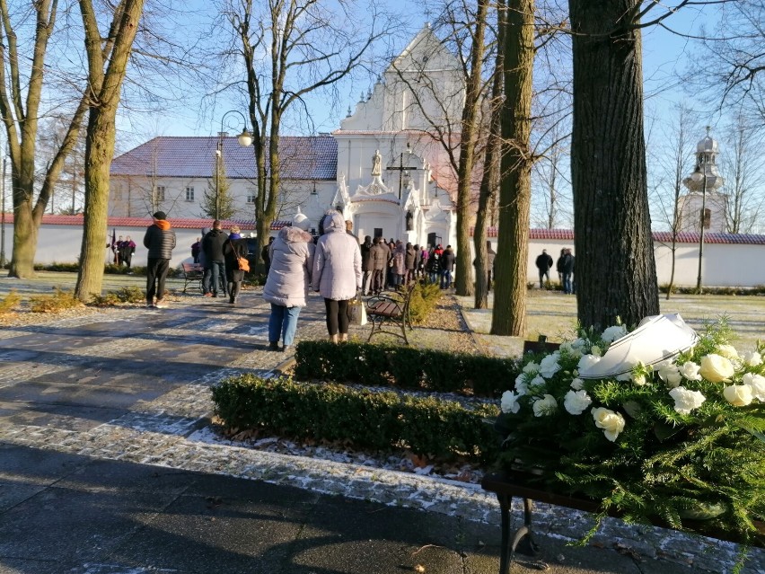 Tragedia w Unewlu. Pogrzeb matki i jej synów na cmentarzu w Smardzewicach