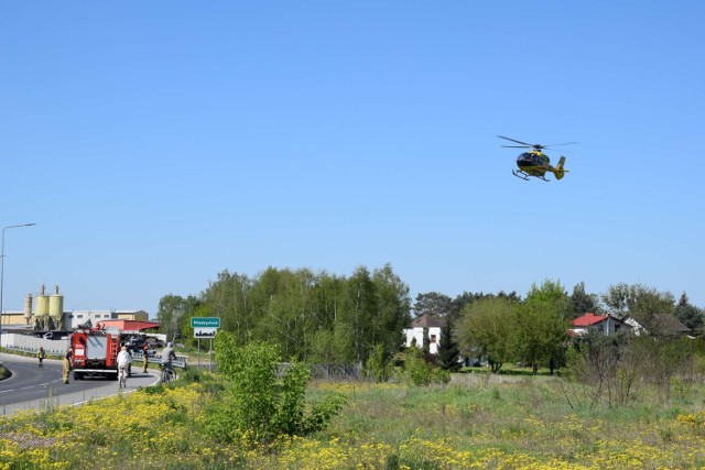 Pomiędzy Międzychodem a Bielskiem lądował helikopter Lotniczego Pogotowia Ratunkowego. Dziecku pomogli jednak międzychodzcy ratownicy (12.05.2023).