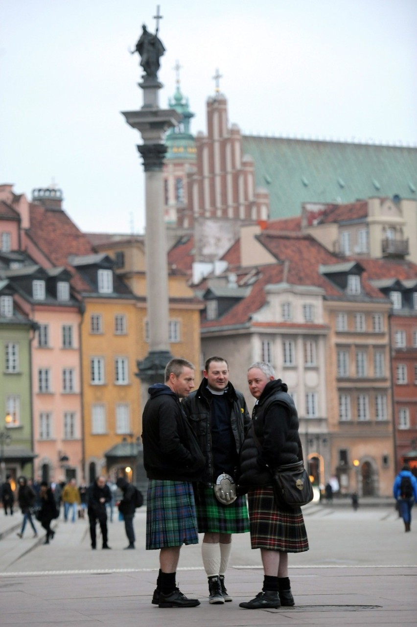 Szkoci zwiedzają miasto i bawią się w Warszawie.