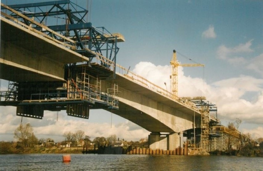 Budowa mostu przez Odrę we Wróblinie, w ciągu obwodnicy...