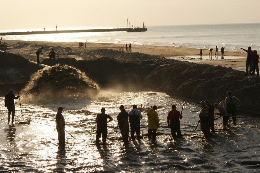 Łeba: Refulacja plaż trwa. Poszukiwaczy jantaru nie brakuje