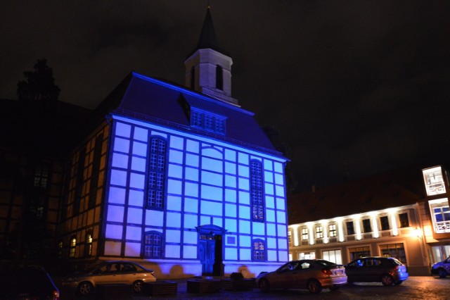 Iluminację kościoła maryjnego włączona jedynie na próbę. Jest na nią kilka pomysłów.



W środę, 25 października, o godz. 19.00 na próbę włączone zostało specjalne oświetlenie LED, które ma uatrakcyjnić wieczorny wygląd zielonogórskiej starówki.
-&nbsp;To oczywiście była tylko próba – mówi lubuska wojewódzka konserwator zabytków Barbara Bielinis – Kopeć. – Co do tej konkretnej propozycji jestem raczej sceptycznie nastawiona, mam wrażenie, że źródła światła znajdują się tutaj za blisko ścian świątyni i niektórych detali. Sądzę, że powinno być bardziej rozproszone, gdyż budowla, a raczej niektóre jej elementy będą wyglądały trochę karykaturalnie. Ale nie przesądzam, może będzie w porządku.

To jeden z elementów rewolucji, która ma się dokonać w okolicy filharmonii i świątyni. Zmieni się skwer, fontanny. Na razie w rejonie Starego Miasta podświetlone są konkatedra oraz ratusz. Zwłaszcza ta ostatnia iluminacja jest często krytykowana i słychać głosy że światło jest zbyt ostre, skupione i nie tworzy klimatu.
-&nbsp;Ale poza tym to wygląda w porządku - mówi Joanna Wolska. - Dla mnie takie oświetlanie zabytków jest bardzo w porządku, zwracamy uwagę na budynki, obok których często przechodzimy obok. Widzimy je w nowym świetle.
-&nbsp;Tylko żebyśmy nie przesadzili - dopowiada Marcin Krysiewicz. - Bo jak wszystko podświetlimy to stracimy ten walor wyjątkowości.