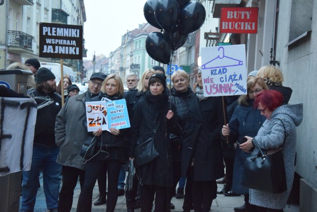 Czarny piątek w Kaliszu. Protest kobiet pod siedzibą PiS