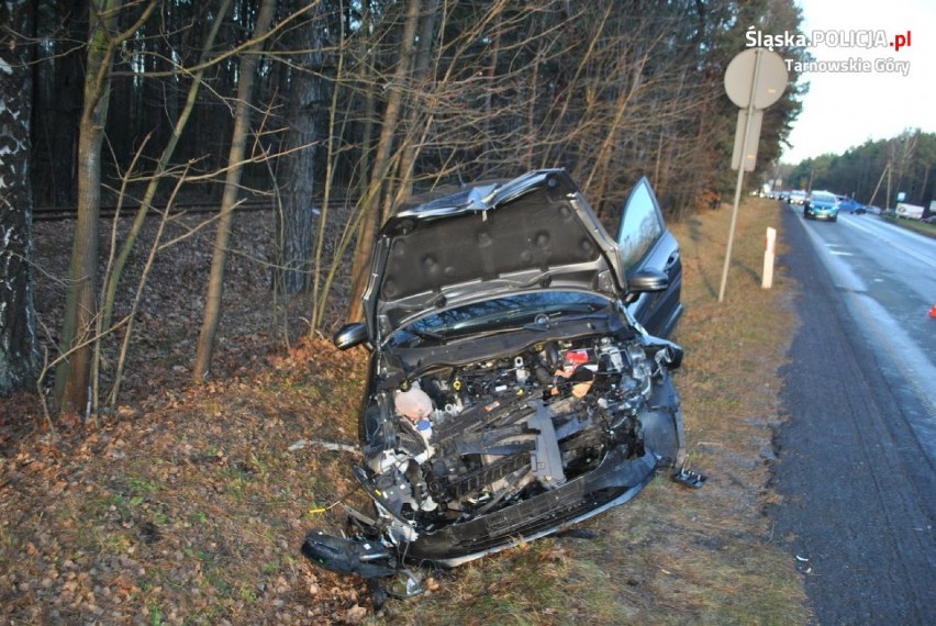 Wypadek na DW 908 w pow. tarnogórskim. Czołowo zderzyły się dwie osobówki