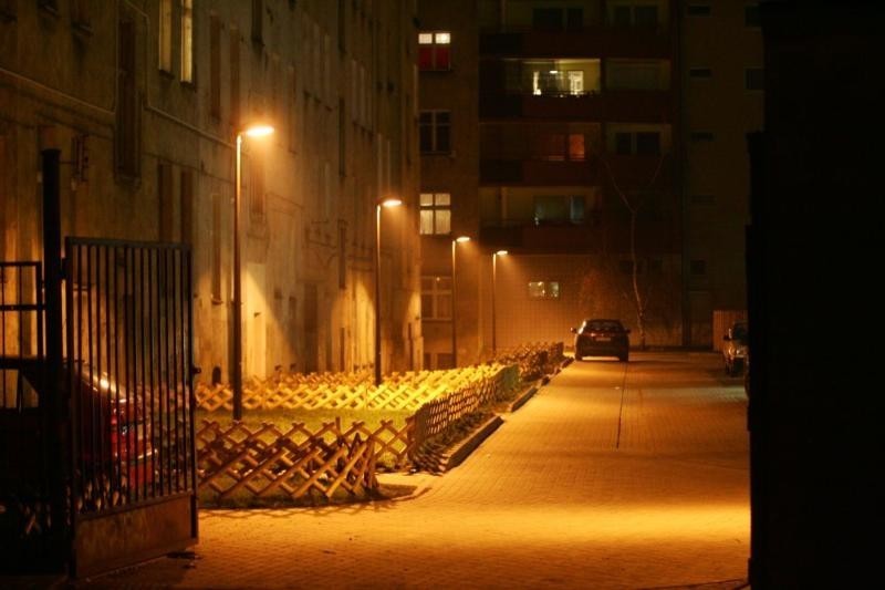 Wrocław: Dziewięć podwórek na Nadodrzu doczekało się latarni (ZDJĘCIA)