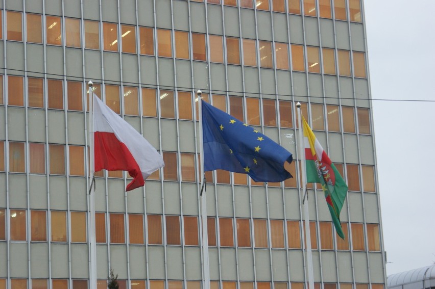 Zła kolejność wywieszonych flag przed Urzędem Wojewódzkim w Gorzowie.
