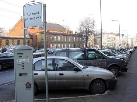 Wraz z wprowadzeniem liberalizacji działalności gospodarczej szeroko rozpowszechniła się sprzedaż samochodów w systemie argentyńskim. Fot. W. Wylegalski