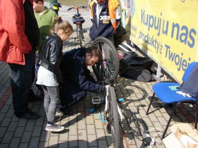 Policjanci z Torunia znakują rowery