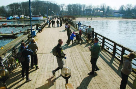 W Pucku ulubionym miejscem spacerów jest molo. W długi weekend trafią tu setki spacerowiczów.