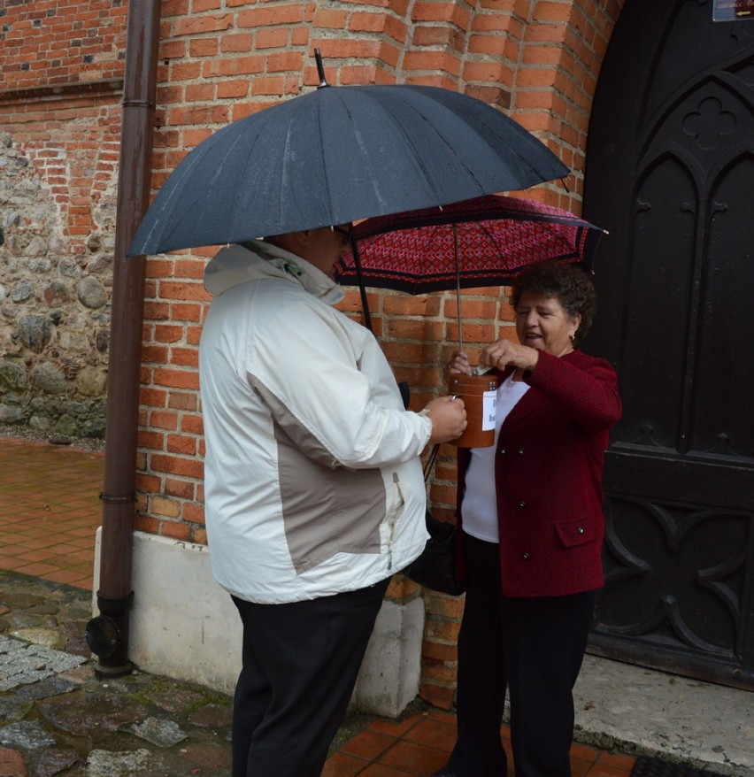Parafialny Zespół Caritas przy kartuskiej kolegiacie kwestował na rzecz poszkodowanych w nawałnicy 