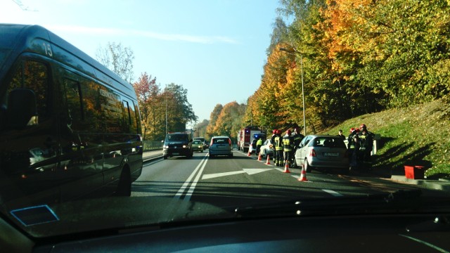 Utrudnienia w ruchu przy ul. Wrocławskiej w Wałbrzychu. Kierowcy jadący z Piaskowej Góry w kierunku centrum muszą uzbroić się w cierpliwość.