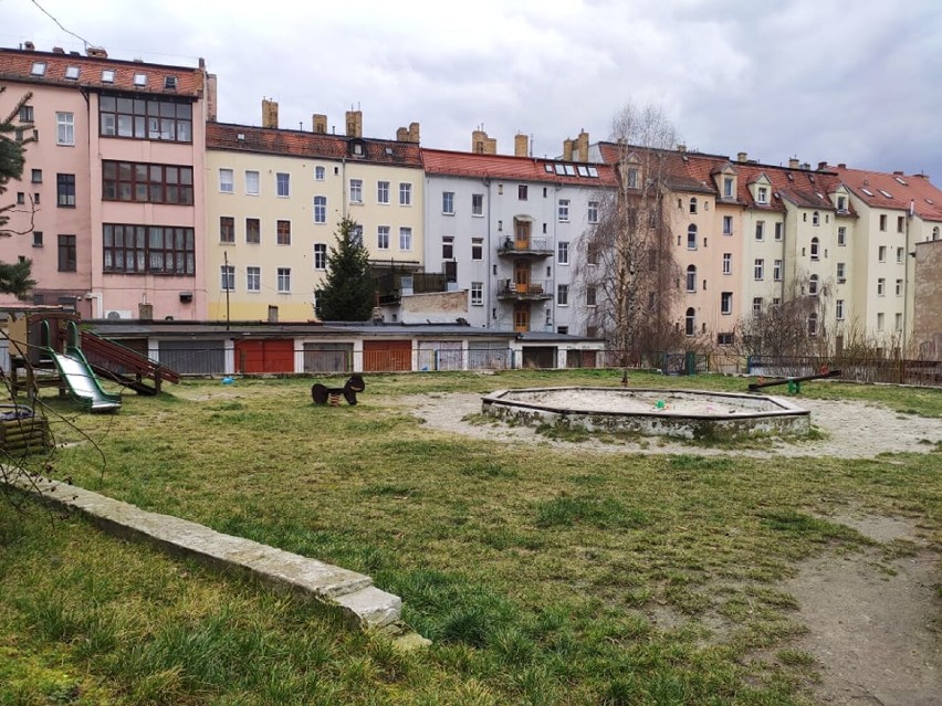 Plac zabaw w podwórku ulic Okrzei, Sienkiewicza, Kościuszki, Daszyńskiego