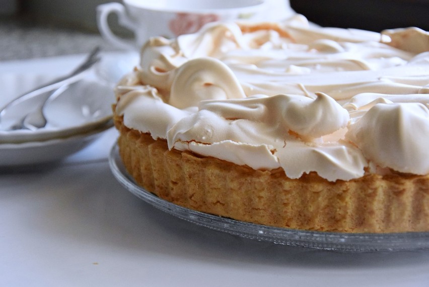 Tarta z rabarbarem i bezą. Najlepszy przepis na pyszne ciasto. Zobacz wideo i zdjęcia