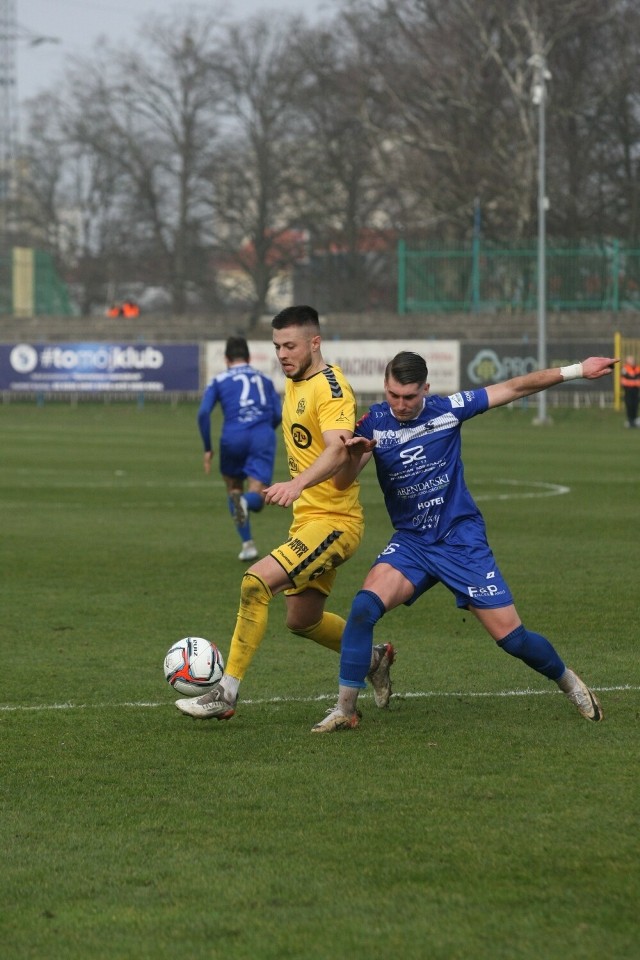 Piłkarze Stilonu Gorzów (niebieskie stroje) byli skuteczniejsi i w derbowym pojedynku z Lechią Zielona Góra zgarnęli trzy punkty.