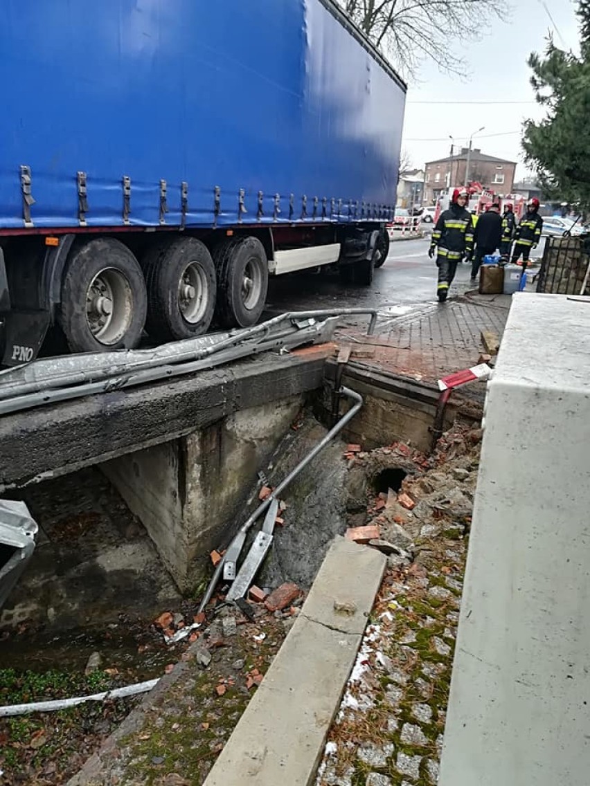 Wypadek ciężarówki w Truskolasach ZDJĘCIA