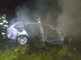 Krok od tragedii! Po dachowaniu BMW się zapaliło. Auto spłonęło doszczętnie! [ZDJĘCIA]