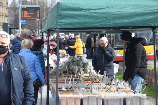 We wtorek, 20 kwietnia na kieleckich bazarach pojawiły się młode ziemniaki i młoda kapusta. Nieco tańsza była papryka i pomidory. Utrzymuje się niska cena jabłek - 2,50. Co jeszcze staniało a co zdrożało?

Zobaczcie ceny we wtorek, 20 kwietnia na kieleckim bazarze 