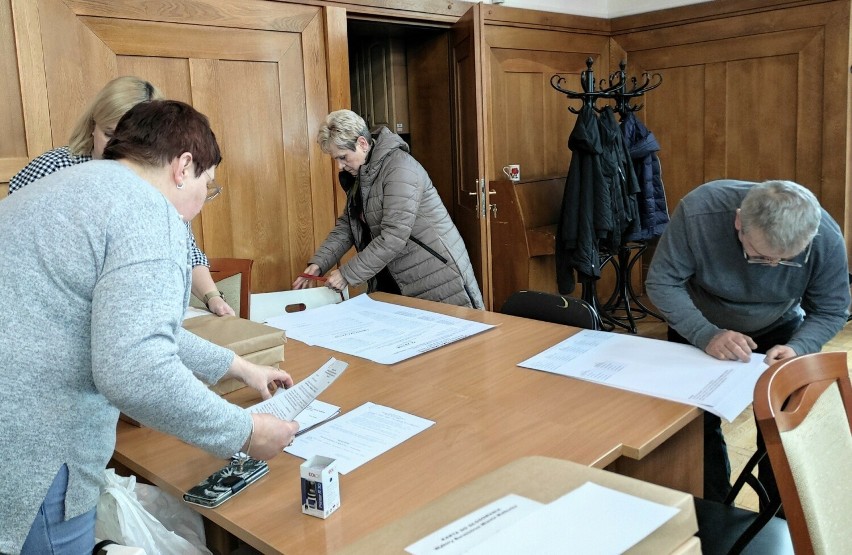 Wybory samorządowe 2024. W Malborku trwają przygotowania, by w niedzielę sprawnie przeprowadzić głosowanie. O czym powinni pamiętać wyborcy?