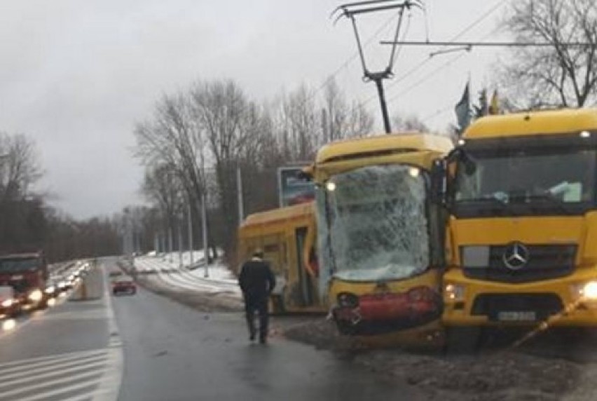 Wypadek tramwaju i ciężarowego TIRa w Bytomiu