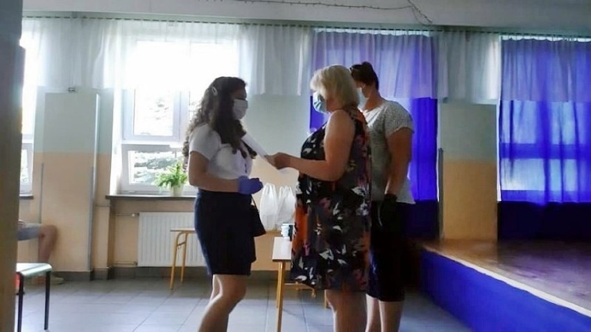 Po konkursie w szkole w Starachowicach nagrody czekały na laureatów 4 miesiące. Przez koronawirusa. 