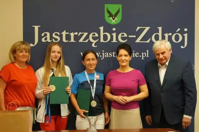 Osobiste gratulacje Annie Kubiak i Dorocie Paluch złożyła prezydent Jastrzębia, Anna Hetman.