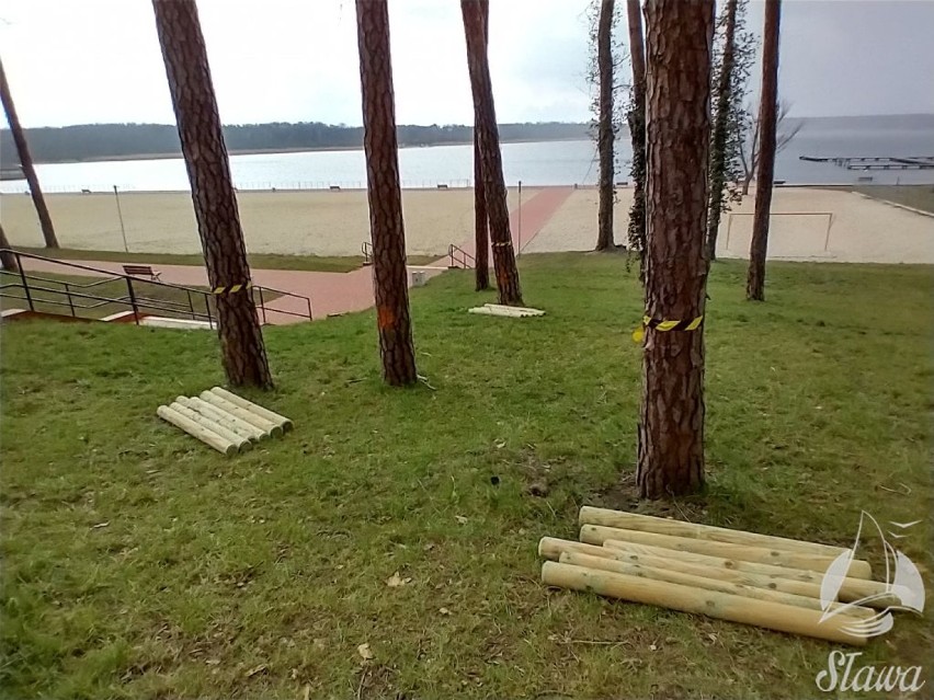 W Sławie, tuż przy nowej plaży powstaje park linowy. Atrakcja wśród drzew będzie otwarta na majówkę