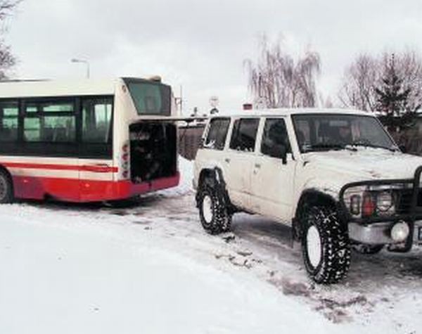 W Wieruszewie autobus wyciągano z zaspy autem terenowym