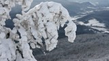 W Bieszczadach panują trudne warunki do wędrówek górskich. Na szlakach zalega głęboki i mokry śnieg