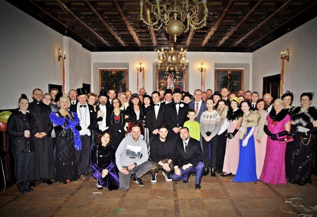 Na zdjęciu cała ekipa po scenach kręconych w Polance Wielkiej. W tamtejszym pałacu, który zastąpił hotel Herza w Oświęcimiu, nagrano ujęcia balu sylwestrowego z udziałem władz miasta, przedsiębiorców.