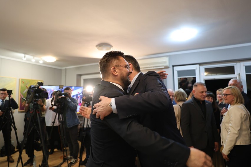 Wybuch radości w sztabie Marcina Krupy! Zobacz ZDJECIA. Prezydent Katowic wygrywa w pierwszej turze z ogromną przewagą