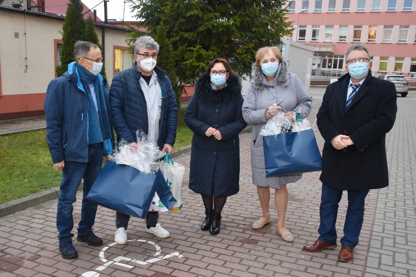 Starosta z wicestarostą wręczyli upominki dzieciom z oddziału pediatrycznego lęborskiego szpitala