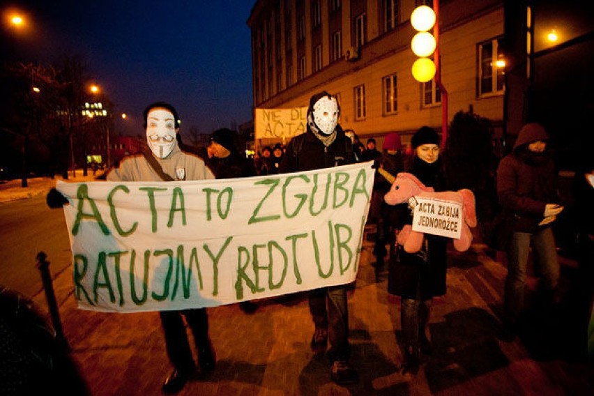 Pojawiło się też wiele osób znacznie starszych niż młodzież,...