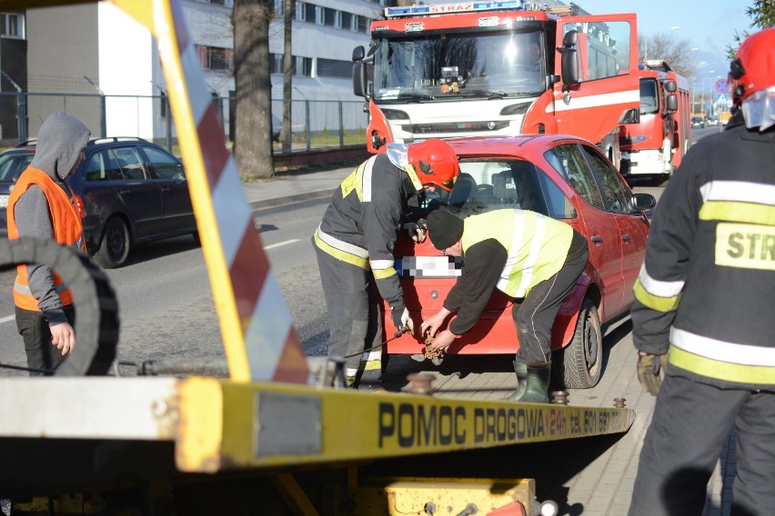 Dwa samochody zderzyły się na ul. Waryńskiego w Grudziądzu [wideo, zdjęcia]