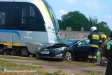 Pociąg zderzył się z osobówką na przejeździe kolejowym w pobliżu Jankowic Wielkich. Kierowca samochodu trafił do szpitala 