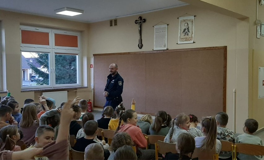 Pogadanki z policjantami w szkołach w powiecie tucholskim