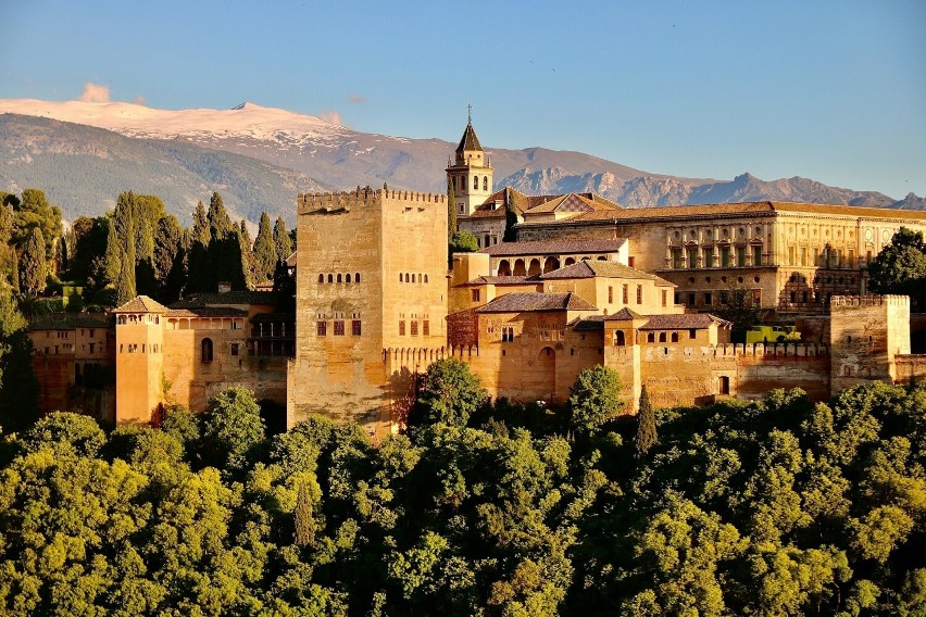 Alhambra, położona w Grenadzie, to perła architektury...