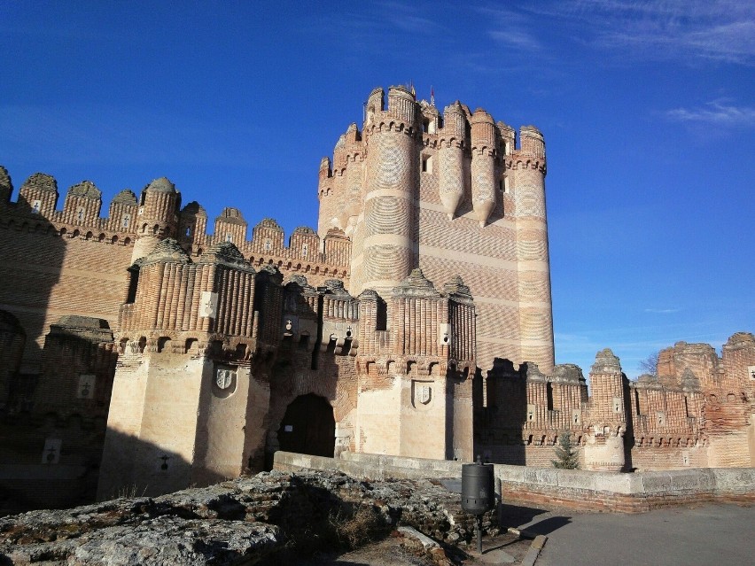 Castillo de Coca, zbudowany w XV wieku, to zamek utrzymany w...