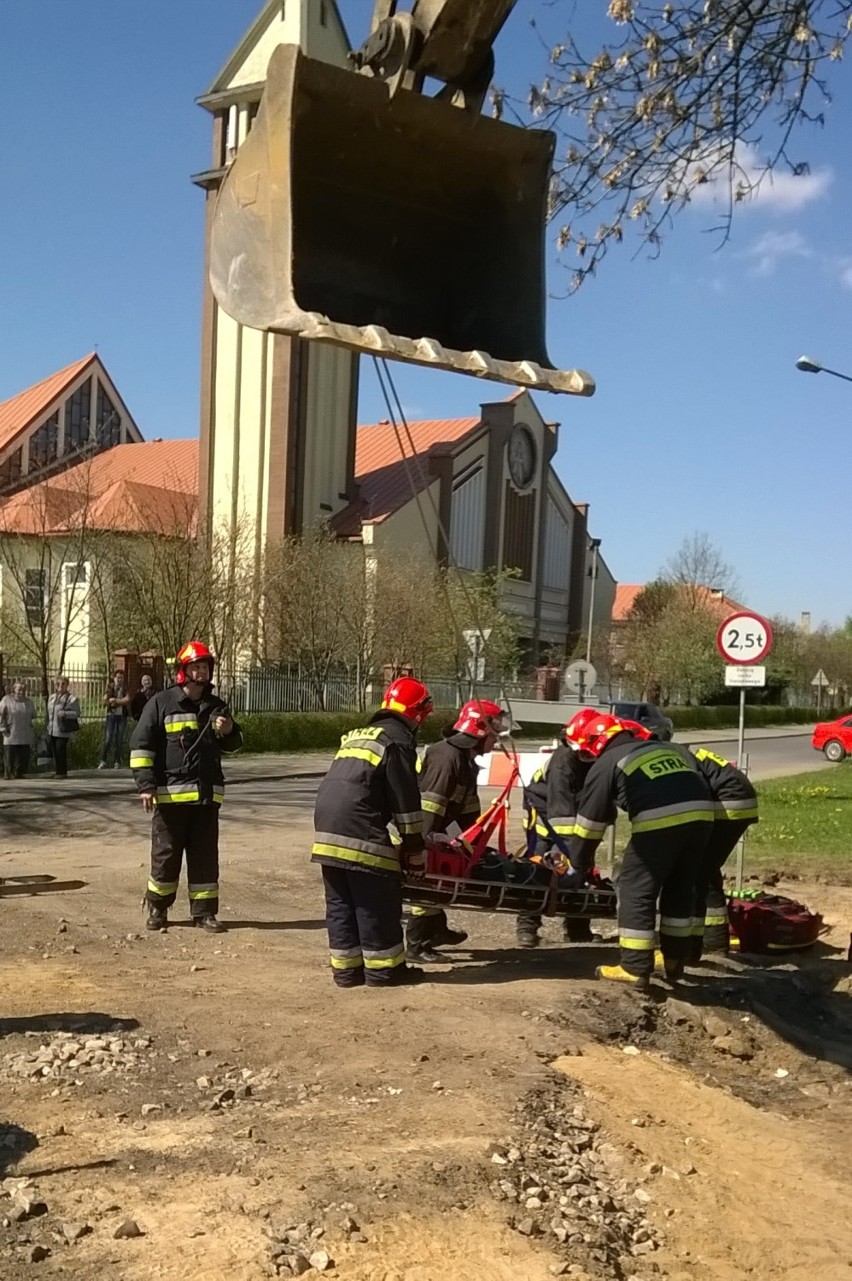 Przebudowa ulicy Warszawskiej w Tomaszowie: Pokazy ratownictwa na placu budowy [ZDJĘCIA]