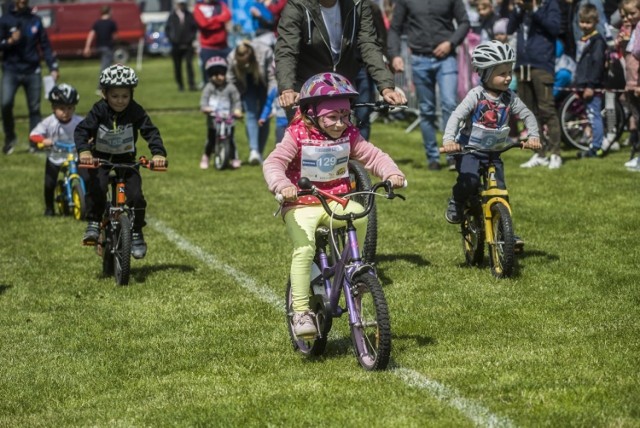 Na boisku sportowym w Starym Jarosławiu (gmina Darłowo) odbył się finał Gminnej Ligi Rowerowo Biegowej. 

Oprócz wyścigów rowerowych i biegowych uczestnicy festynu mogli skorzystać z dmuchanej zjeżdżalni czy placu zabaw. Na wszystkich czekał słodki poczęstunek, kiełbaska z grilla. Najmłodsi mogli pomalować sobie buzie. Na starcie finałowej edycji stanęło prawie 150 zawodniczek i zawodników, a łącznie w trzech edycjach wystartowało ponad 350. 

Współorganizatorami wydarzenia były kluby sportowe: Klub Kolarski Ziemia Darłowska oraz Klub Biegacza Darłowskie Charty.