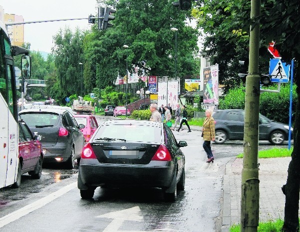 Brzeg znaku STOP widać dopiero 15 m. przed skrzyżowaniem