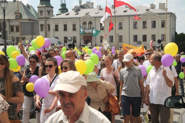 Marsz Dla Życia i Rodziny przeszedł w niedzielę ulicami Kielc. Po mszy świętej odprawionej w kieleckiej bazylice katedralnej jego uczestnicy przeszli na plac Artystów. 

ZOBACZ NA KOLEJNYCH SLAJDACH>>> 

Podobne marsze przeszły w niedzielę w około 60 miejscowościach.  w Świętokrzyskiem także we Włoszczowie, Sandomierzu i Ostrowcu Świętokrzyskim.



ZOBACZ TAKŻE:
   Drogie paliwo w Polsce? Zobacz ile za paliwo zapłacisz na świecie!   