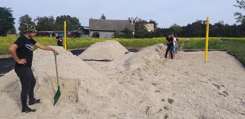 Gmina Pleszew. Mieszkańcy zaangażowali się w budowę boiska do siatkówki plażowej