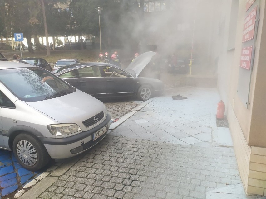 Pożar samochodu w Opolu. W citroenie zapaliła się komora silnika. Nikomu nic się nie stało