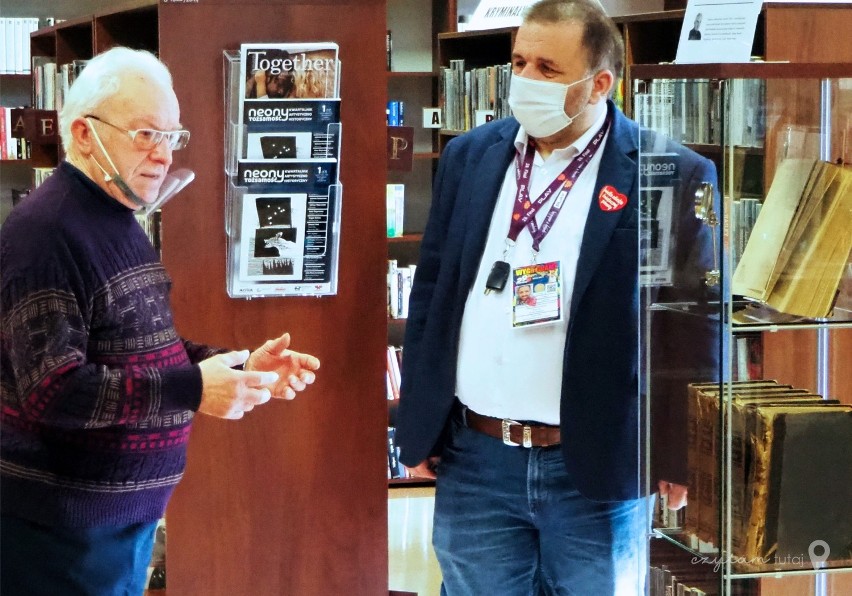 Biblioteka w Cieplewie po remoncie. Czytelnicy mogą zobaczyć Encyklopedię Brockhausa z końca XIX  |ZDJĘCIA