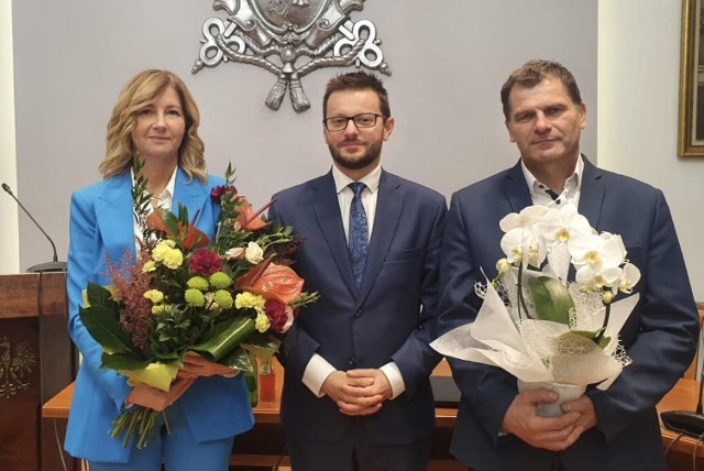 Burmistrz Kaliński (w środku) z Dorotą Balak i Andrzejem Hałatem. To radni, którzy kierują koalicyjnym klubem w RM a który ma zapewnić burmistrzowi przegłosowanie projektu