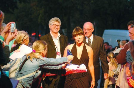Festiwal filmowy w Gdyni to także święto łowców autografów. Nic dziwnego, zjeżdżają tu prawdziwe gwiazdy. Na zdjęciu: Anna Mucha, Feliks Falk (z lewej) i Maciej Karpiński.	Fot. Tomasz Bołt