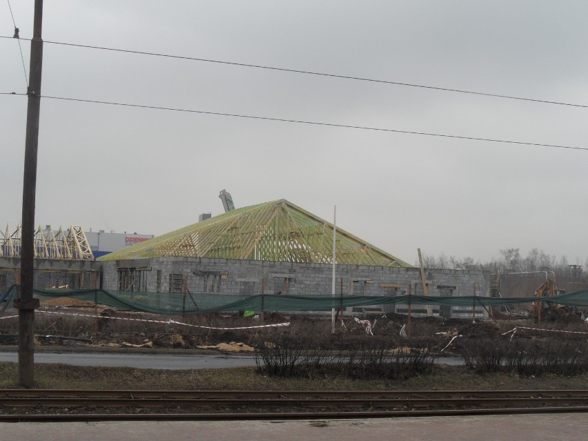 Sosnowiec: budują dach na markecie Netto w Milowicach [ZDJĘCIA]